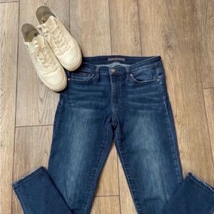 Joe’s women’s dark blue mid rise skinny jeans size W28